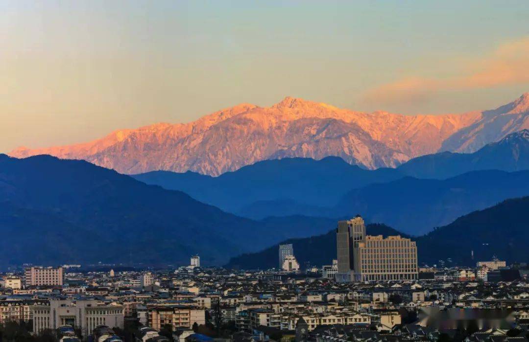 雪山|日出与雪山相遇，都江堰美成了一幅令人心动的画卷！