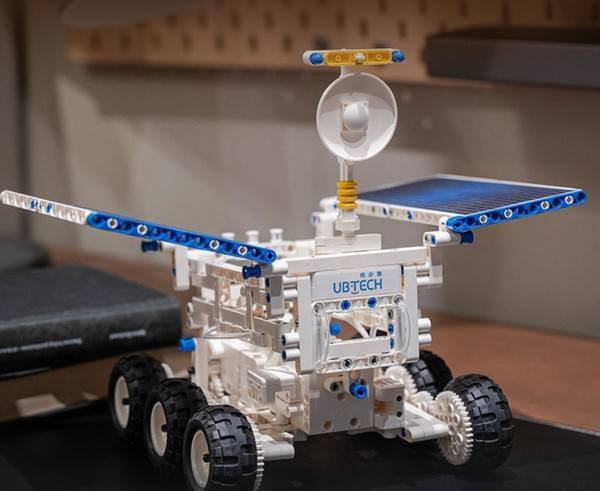 月球车运动版是一款可编程的积木机器人,灵感来源于玉兔号月球车,集
