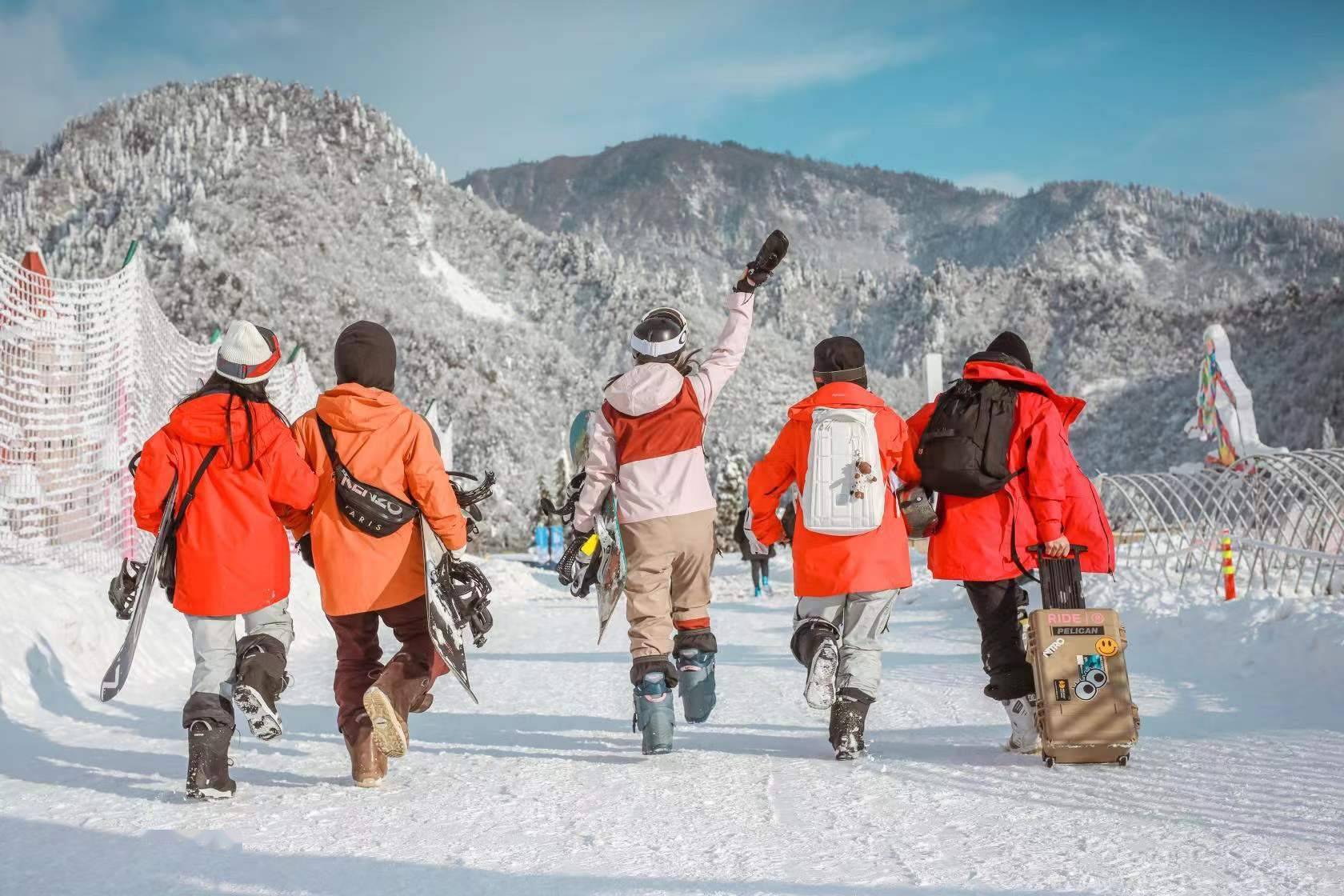 滑雪场|成都今年最冷的时候将至，西岭雪山滑雪场本周末开放滑雪