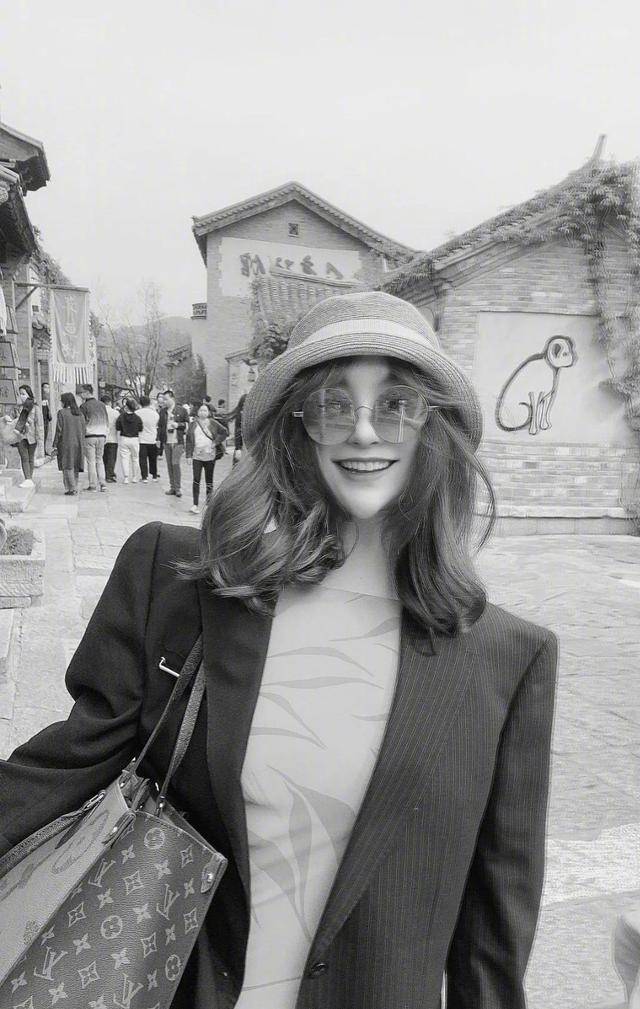 保养太好颜值不输女星,是国内三大女高音之一_沈娜_作品_网友