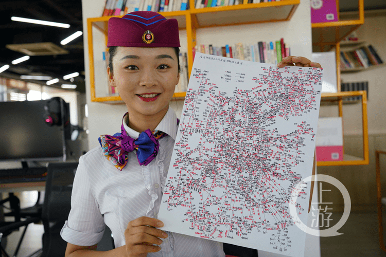 金希希展示画的《全国铁路客运运价里程接算站示意图》.