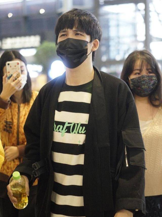 大张伟身高是硬伤身穿条纹衫酷帅劲十足被粉丝狂拍人气真旺