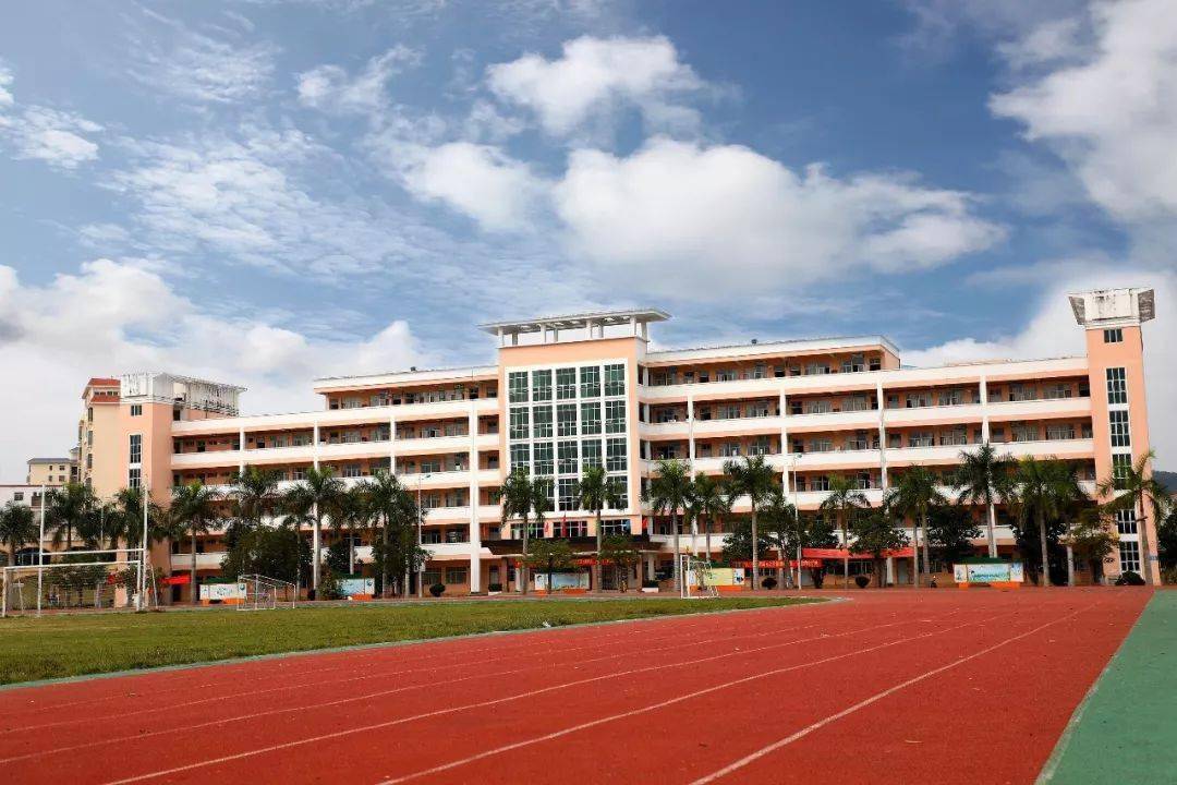 除此之外,2021年,白沙加快建设七坊镇中心学校等4所学校校舍维修项目