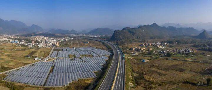 广连高速公路花从段起于花都区花东镇洛柴岗社区,接广州新白云国际