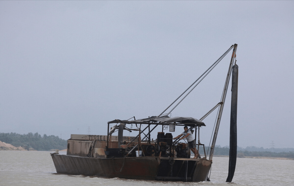 汉江惊现千米采砂管日采河砂3万吨隐形采砂船侵入长江