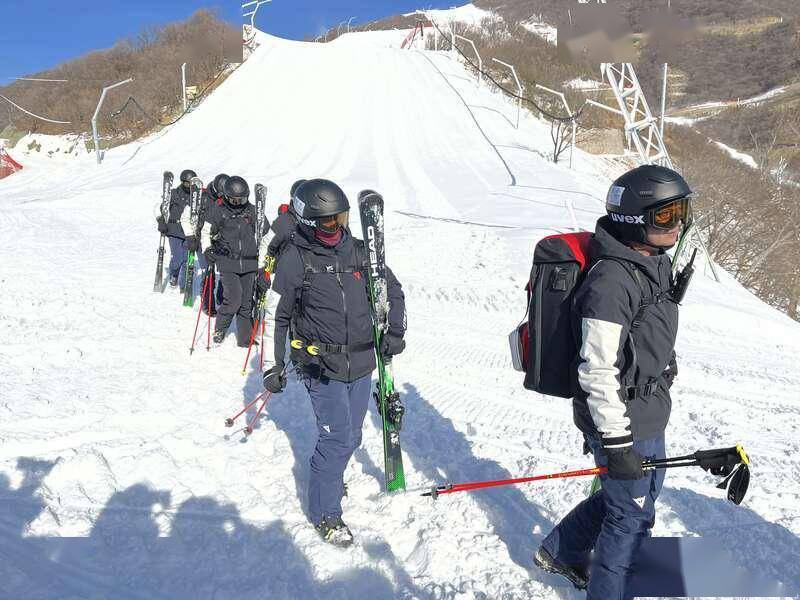 創(chuàng)業(yè)|22名青年滑雪運(yùn)動(dòng)員“跨界”巡檢 護(hù)衛(wèi)國(guó)家高山滑雪中心電力安全