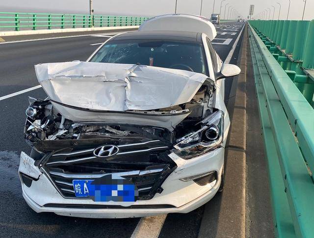 现代名图高速追尾路虎揽胜下车后路虎车主车子还是结实