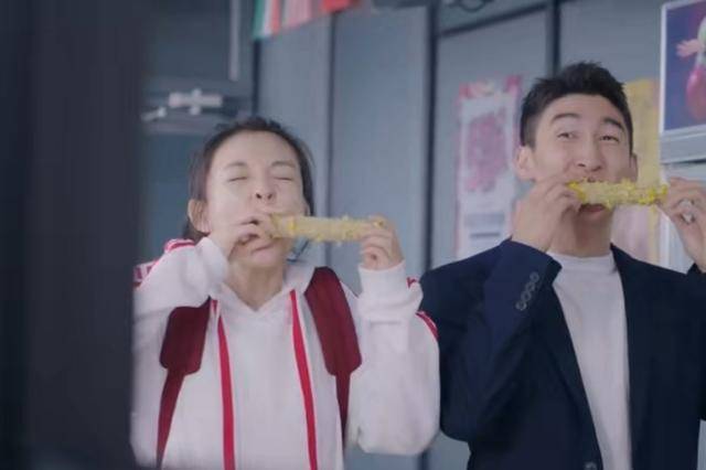 武大靖真宝藏男孩冠军啃玉米上热搜跟王思聪合影更像时髦男模