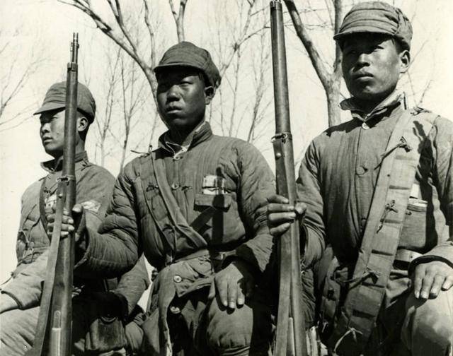 抗日战争时期八路军帽子前面的2颗纽扣其实代表了2重特殊含义