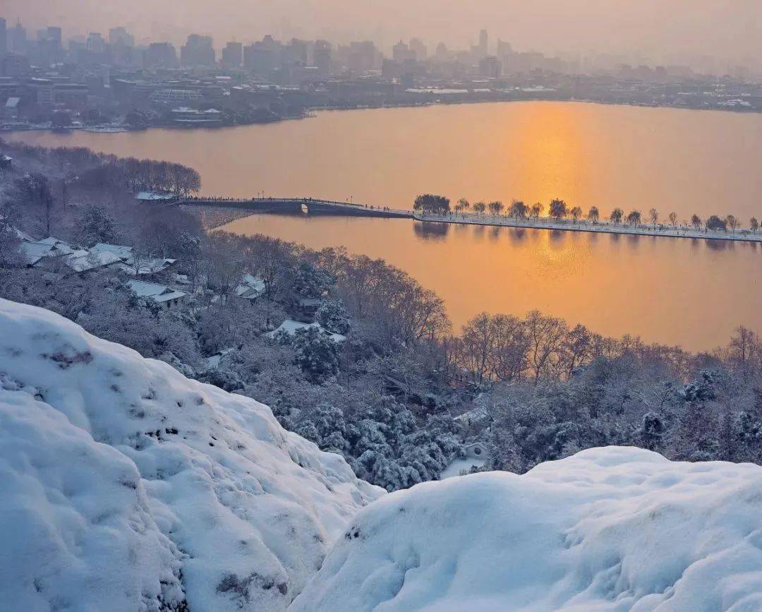 西湖雪景2022图片