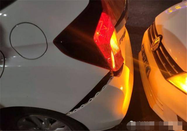 飞度被大众捷达追尾看到现场网友德系车就是牛