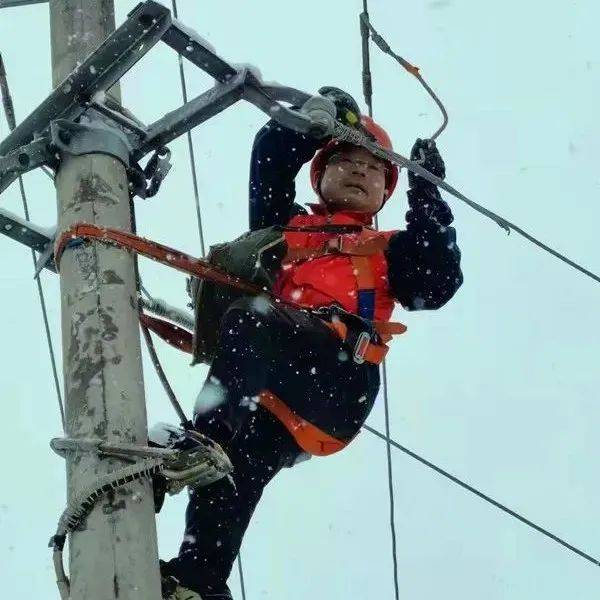 迎战风雪·直击现场战雨雪、保供电！芷江电力员工抢修受损电网 线路 工作 救灾