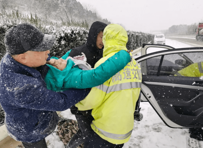 突發長沙下雪高架路面結冰致16車連環撞