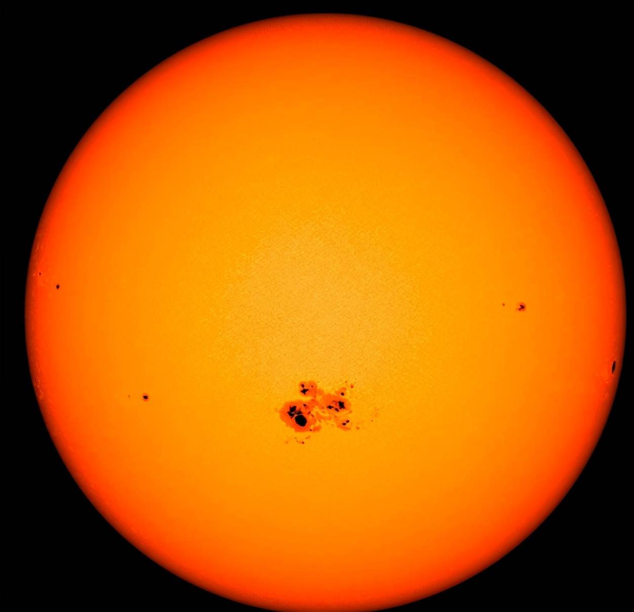 太陽黑子有多大常見的黑子直徑都大於地球