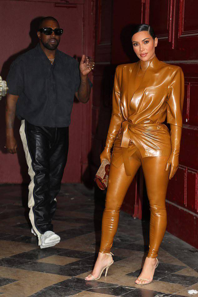 日前,金·卡戴珊和家人一起观看时装周时,穿的就是橡胶汁液制作的乳胶