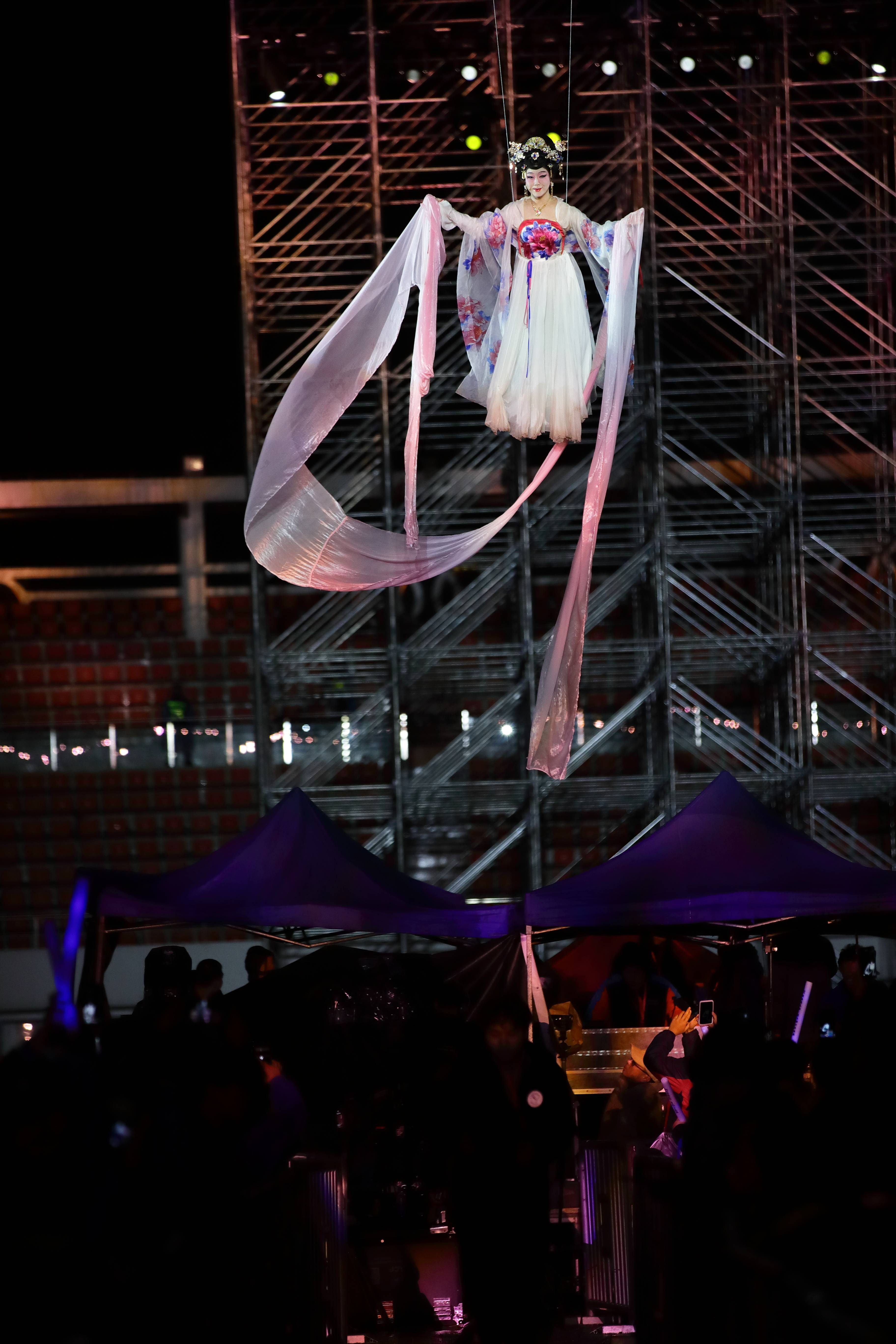 李玉刚雨后挑战高空威亚上演嫦娥飞天