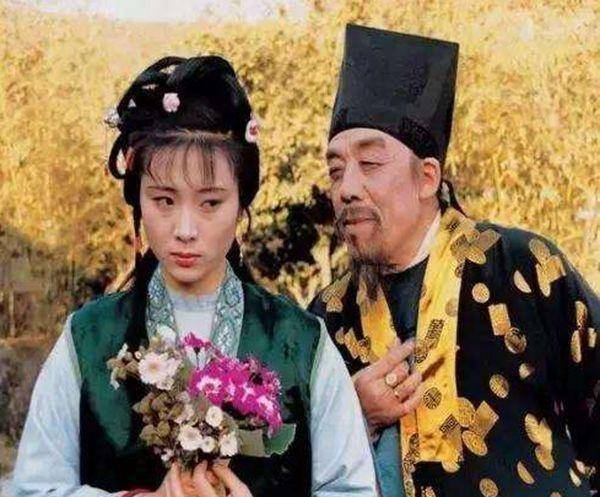 "箱子底圆的扁的压了箱子底的,只肯勒掯我们,难道将来只有宝玉顶了你