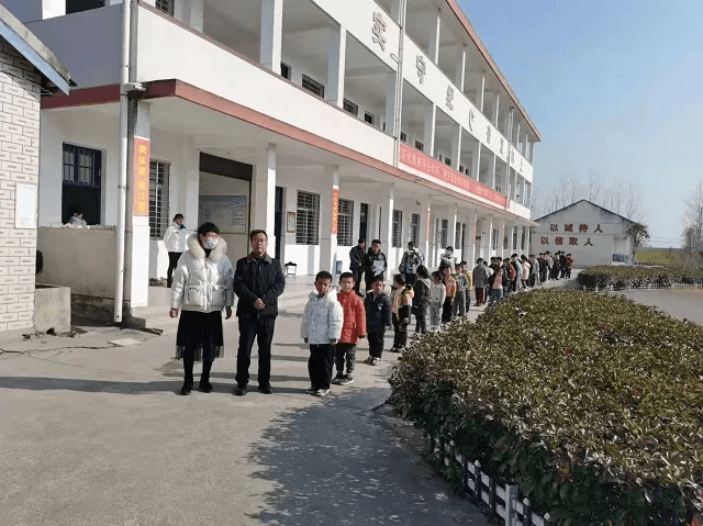 12月22日,汉川市田二河镇卫生院和中心初中专班人员,带着核酸检测设备