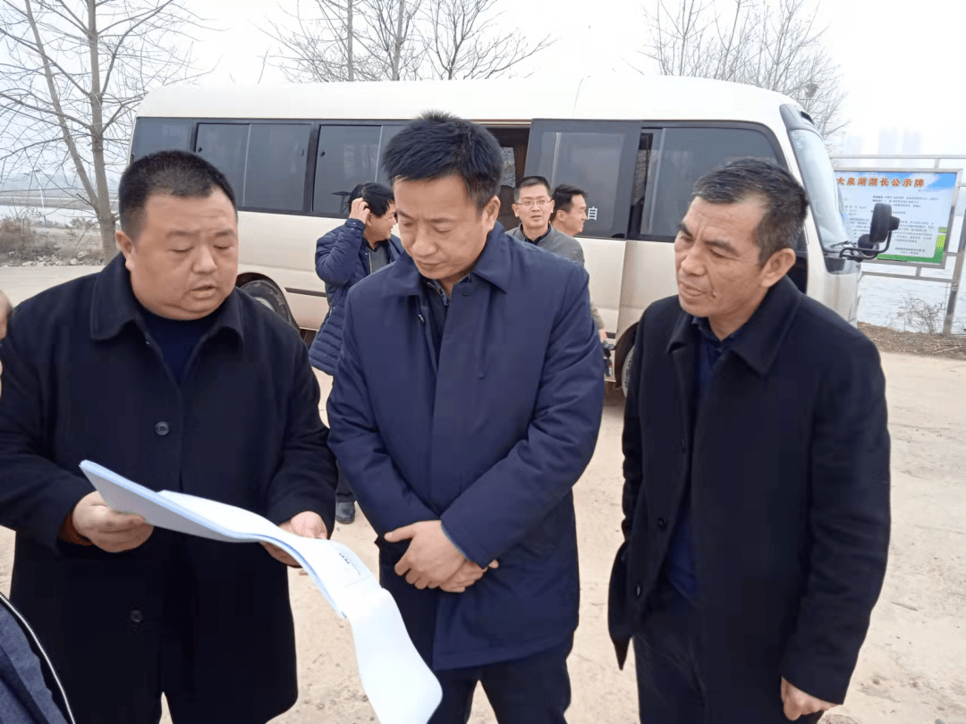 24日下午,县委书记万鼎组织相关单位调研莲花湖国家湿地公园建设情况.