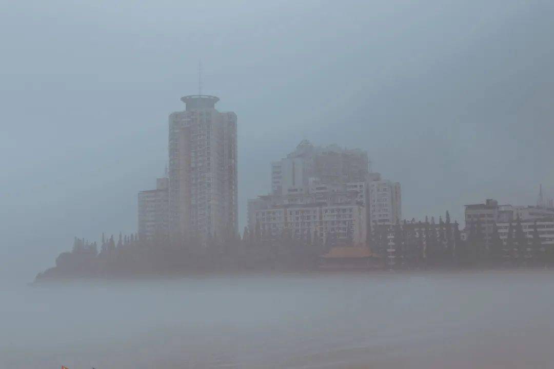 “水墨”凌云，云雾缭绕似仙境