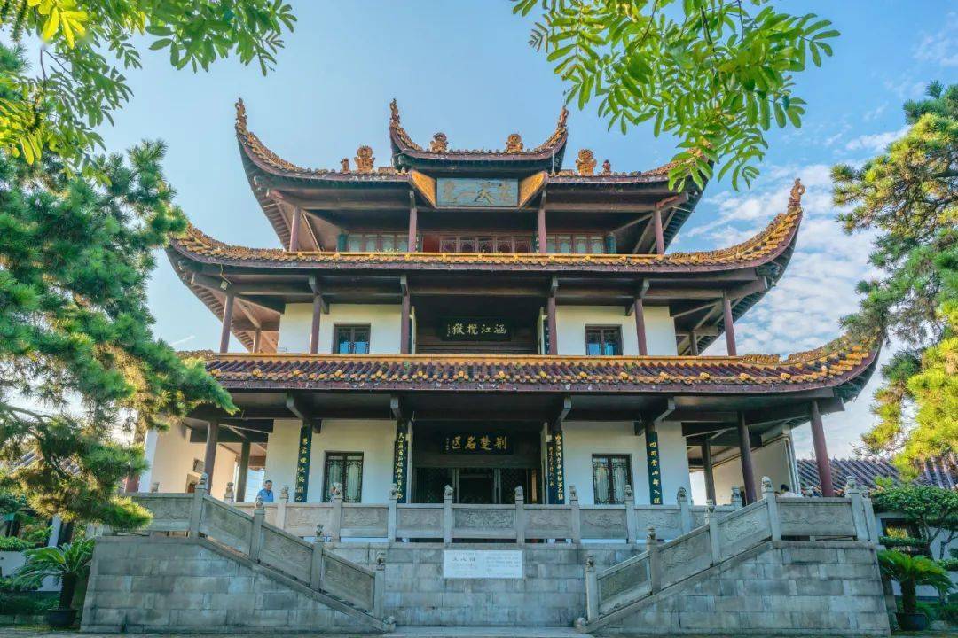 阁名引《尚书》"咸有一德,克享天心"之意得名.