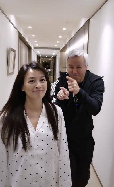 张庭与老公在家录视频,一身睡衣太随性,真不相信她今年49岁了_镜头