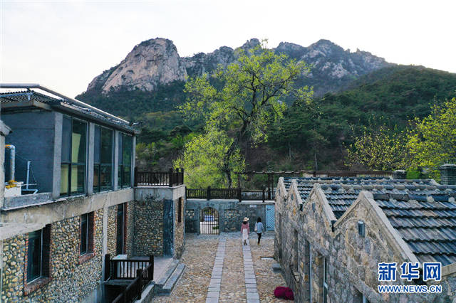 夕阳映照在六度寺村上,在层峦叠嶂的昆嵛山下格外美丽