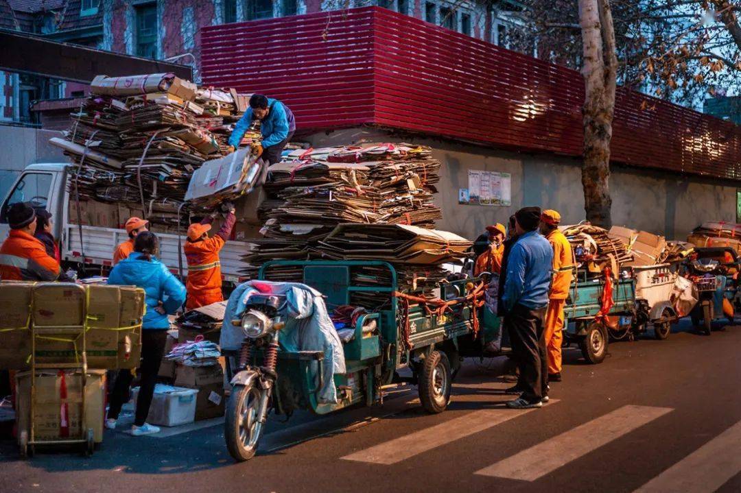 着相机,随时记录济南这座城市百姓的生活和那些具有时代符号的人与事
