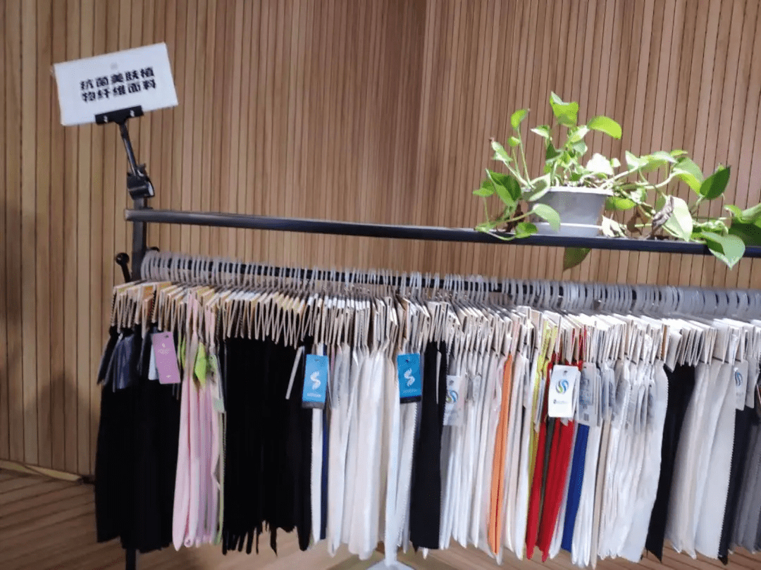 走进金柏利内部的面料展示区,无不被陈列着的各种面料所吸引:抗菌美肤