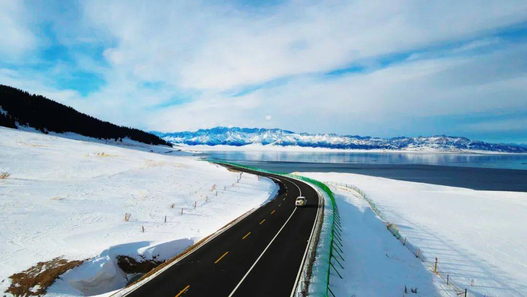 冬季的赛里木湖特别适合自驾