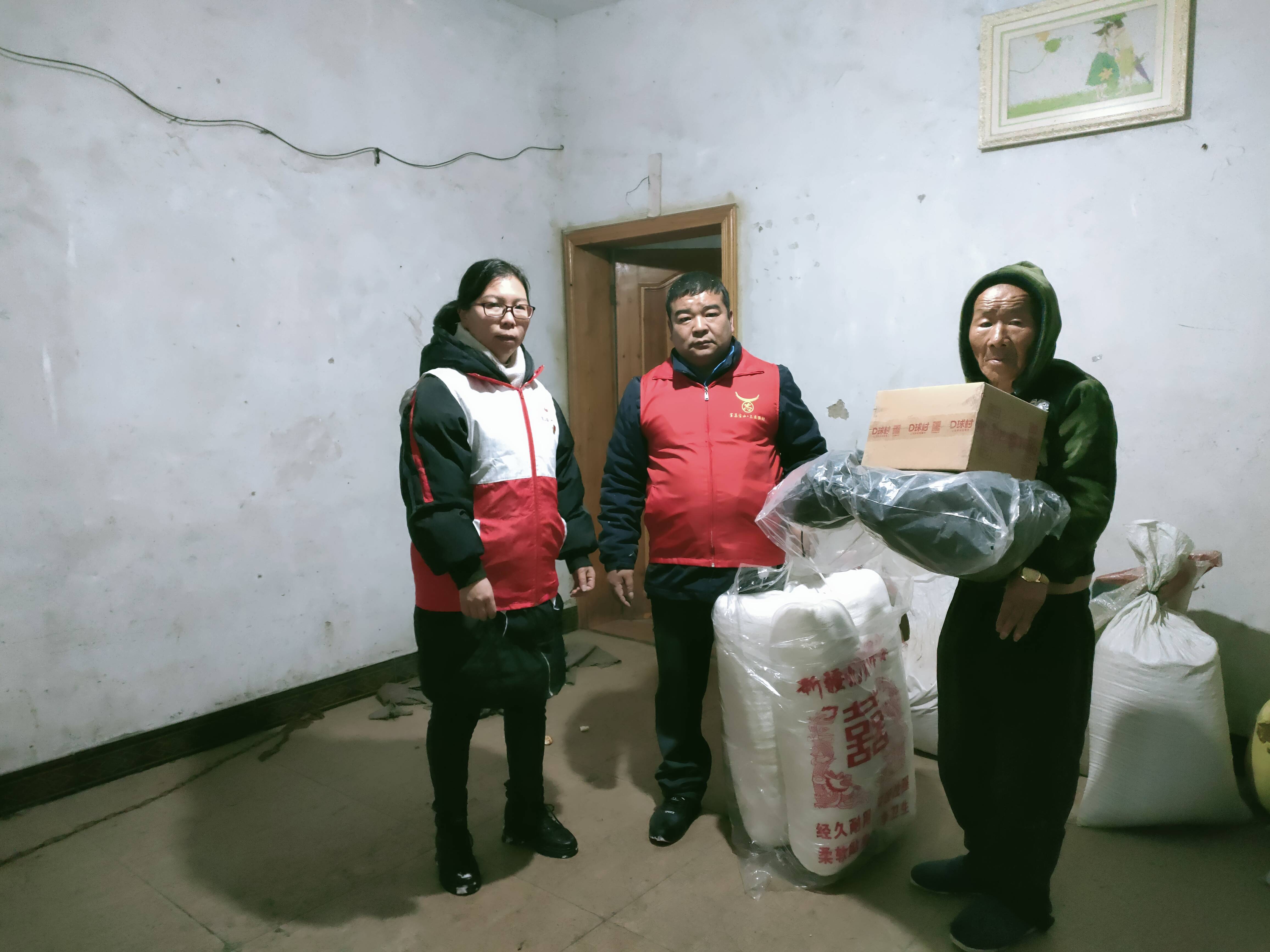 雷山县红十字会冒雪送棉衣真情暖人心