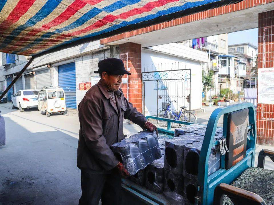 人卖煤上午的最后一站是一家早点摊,刚到这里,李吾生便亲切的和老板打