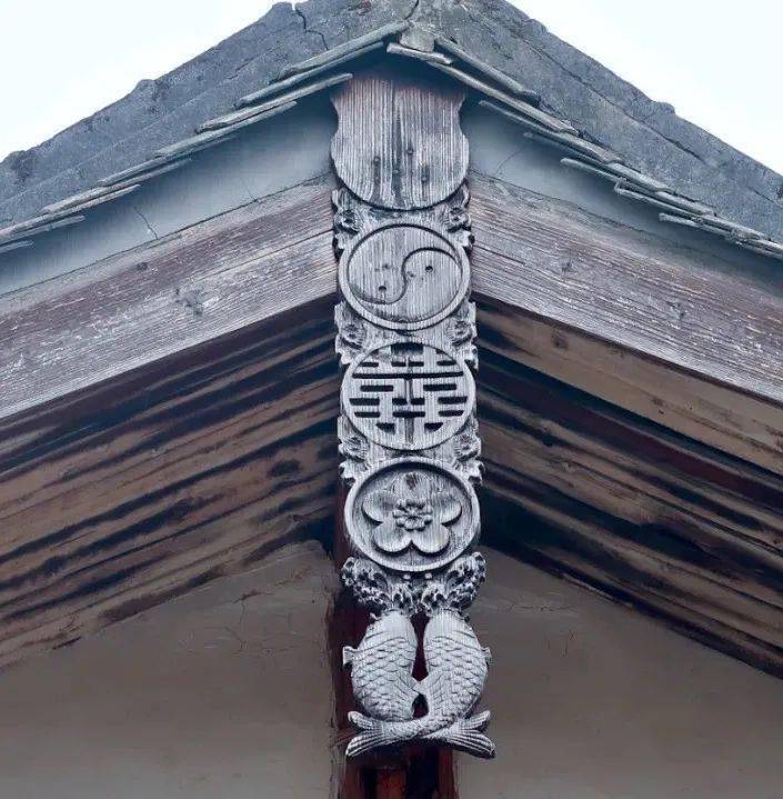 燕尾翘"屋脊上悬挂的木质装饰"悬鱼"雕刻了四种吉祥图案双鱼象征人丁