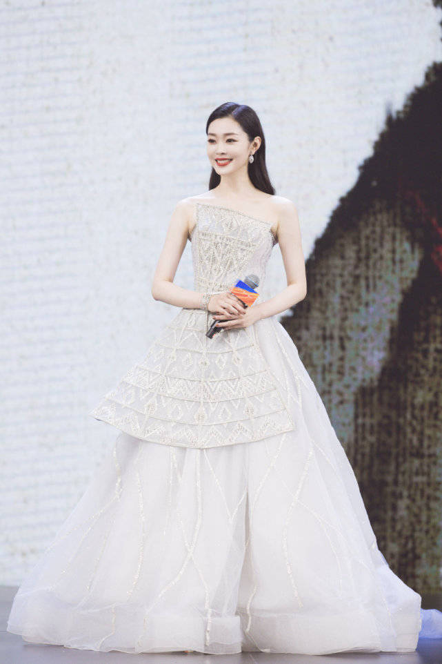 宋轶身着礼服长裙 优雅而知性_戴希希_角色_赘婿