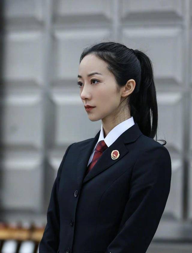 《巡回检察组》热播,韩雪扮演检察官知性成熟,制服帅气干练_马尾_剧中