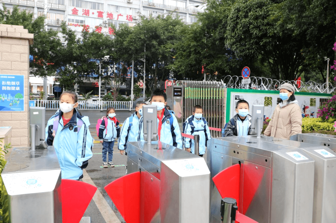 据了解,为全面从严从紧加强校园疫情防控工作,青秀区在埌东小学正式