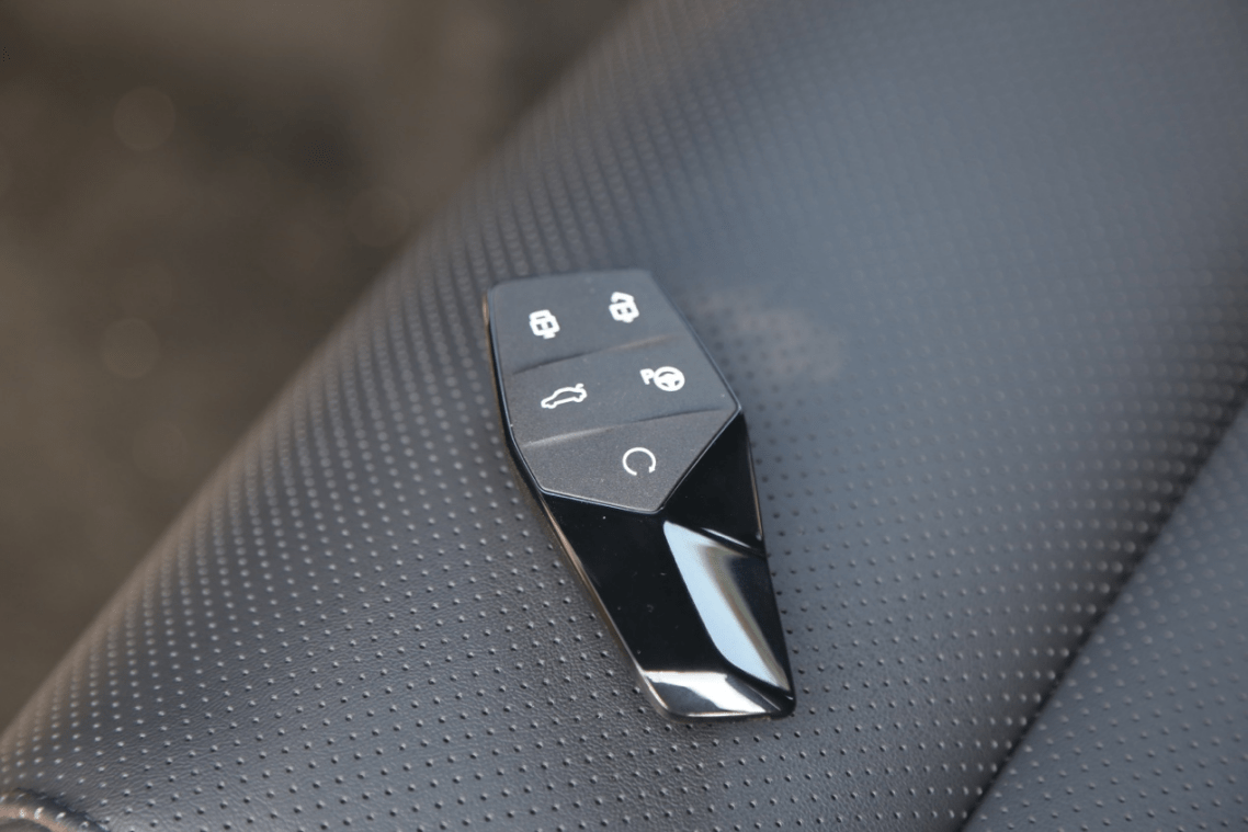 与此同时,mg one的细节年轻化同样也体现在车钥匙的设计上.