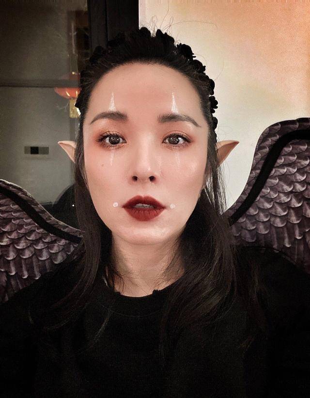 靳东老婆惊艳回归化浓妆变霸气女巫国际巨星气场太强