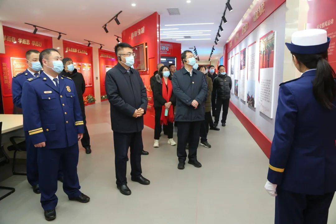 副书记,监委副主任冯小兵分别代表市纪委向支队赠送了党旗和廉政书籍