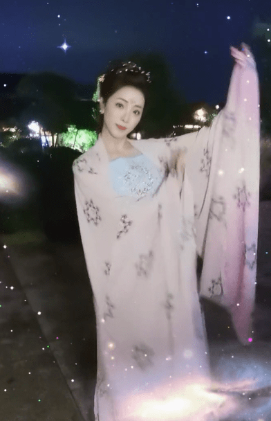 央视主持人李思思罕穿古装,舞姿优美眼神勾人,古典气质不输董卿_衣尚