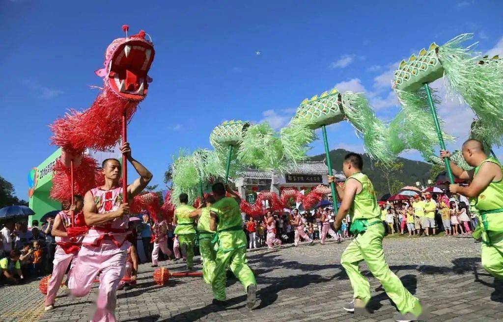 花環龍以紅龍,青龍的雙龍組合表演為特色,有