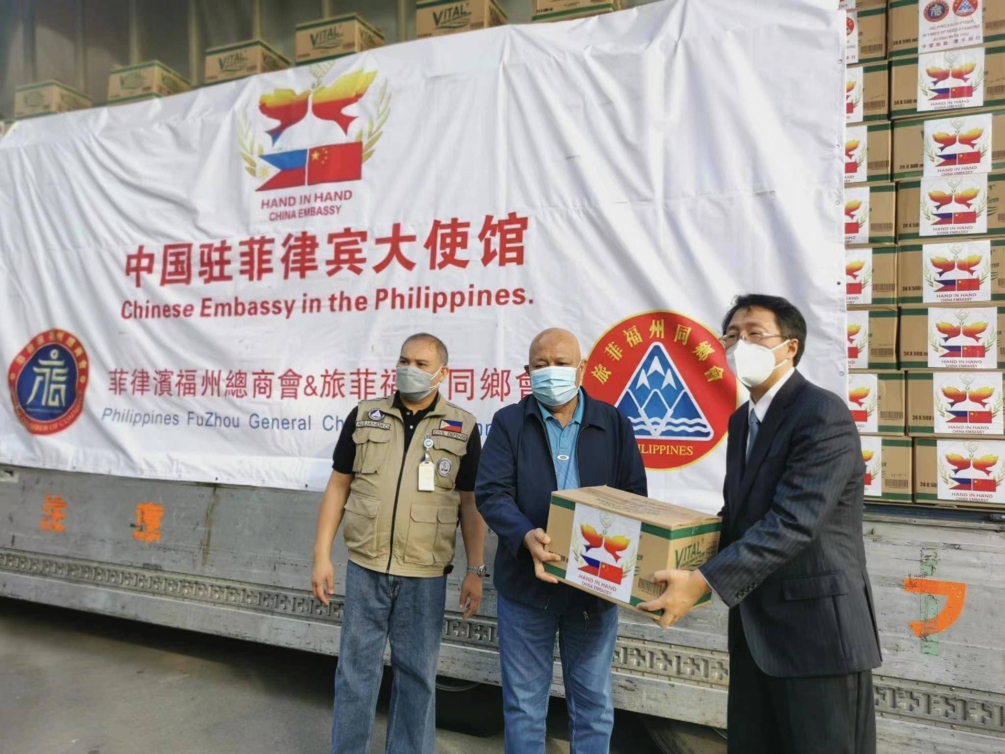 中国政府向菲律宾台风灾区捐赠饮用水 缓解灾民用水困境