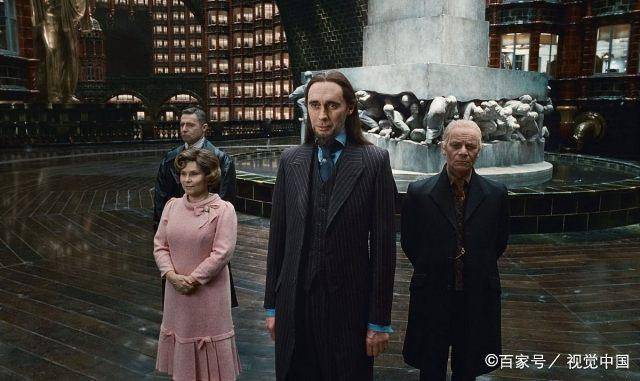 当他与魔法部的人站在一起,尤其是和乌姆里奇一起,有着莫名可笑的身高
