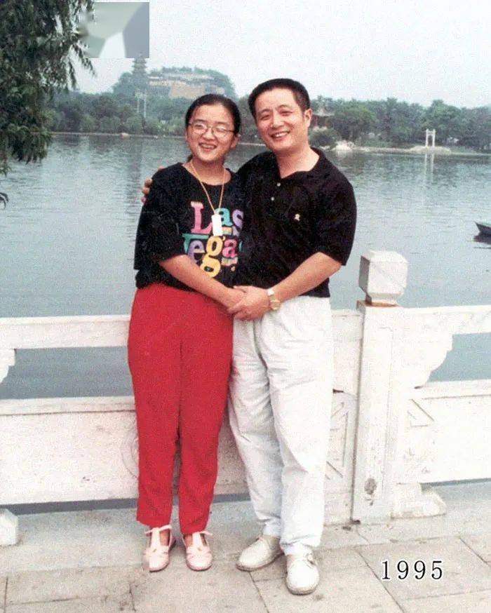 照片中的父亲,名叫华允庆,是江苏镇江市人,他的女儿小名叫华华.