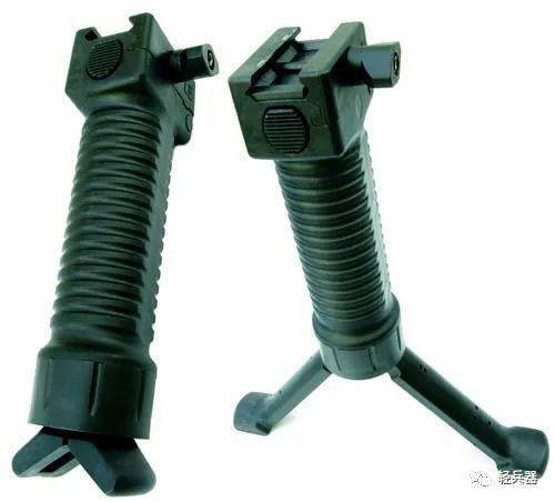 这款由集成握把公司生产的小握把还集成有两脚架,在方便射手牢固握持