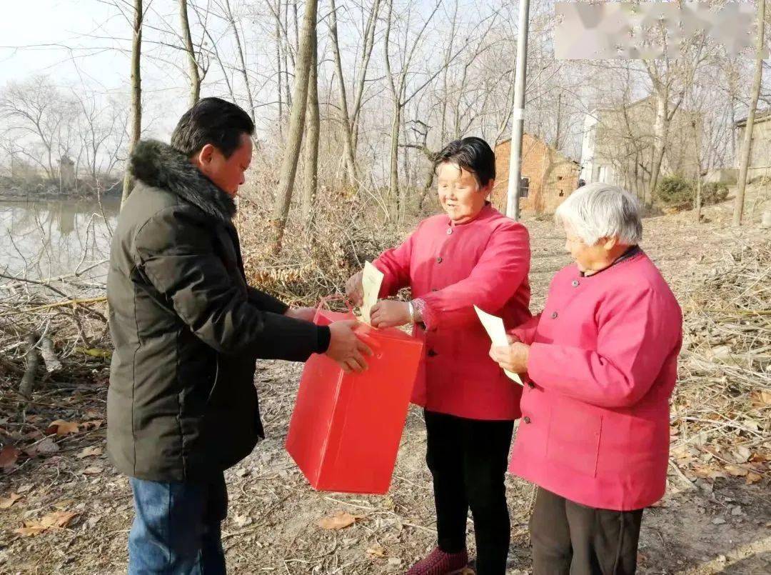 在来安县半塔镇第六选区,工作人员拿着"流动票箱"来到马头村80岁高龄