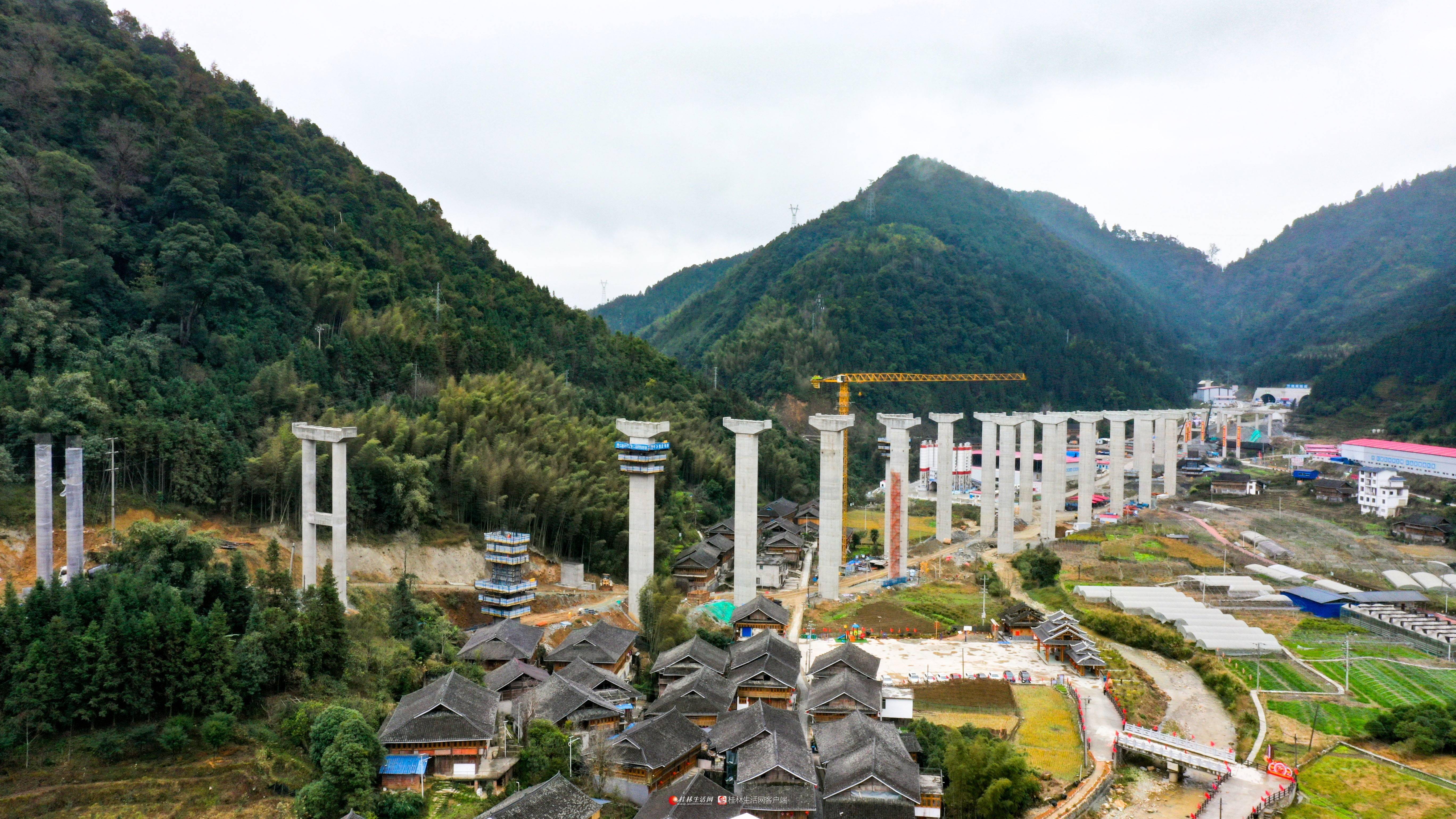 12月29日,在龙城(龙胜至湖南城步)高速公路民合高架桥施工段,项目正在