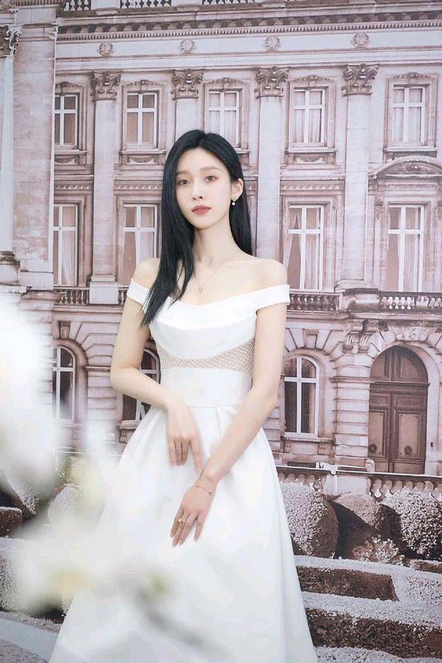 王子璇一袭白裙飘飘如仙女美丽大方