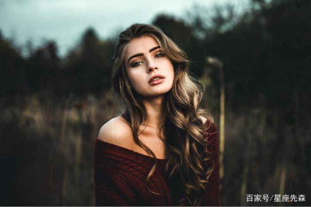 长相小鸟依人,气场却十分强大,堪称女中豪杰的四大生肖女_女人_属狗