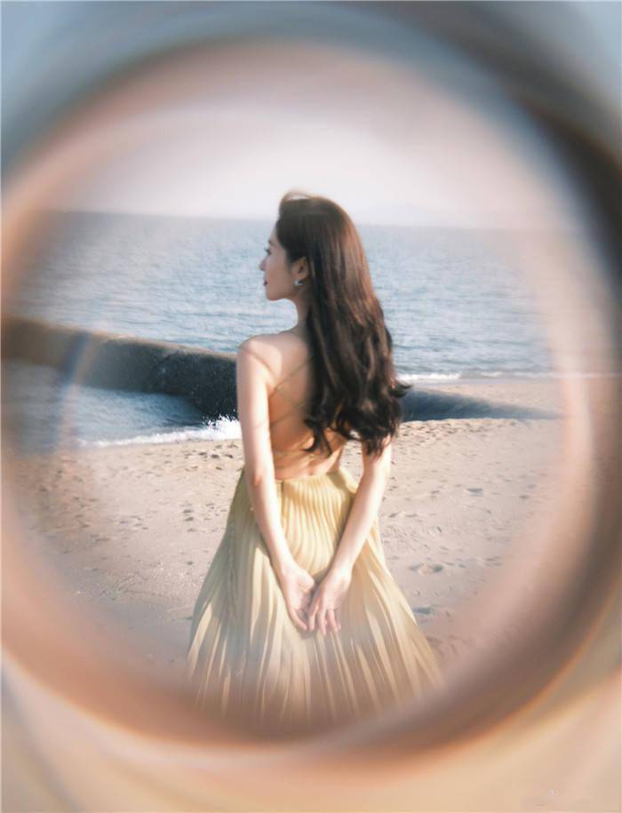 这一条露背长裙非常适合她,她大方展示美背,天鹅颈和直角肩也非常吸睛